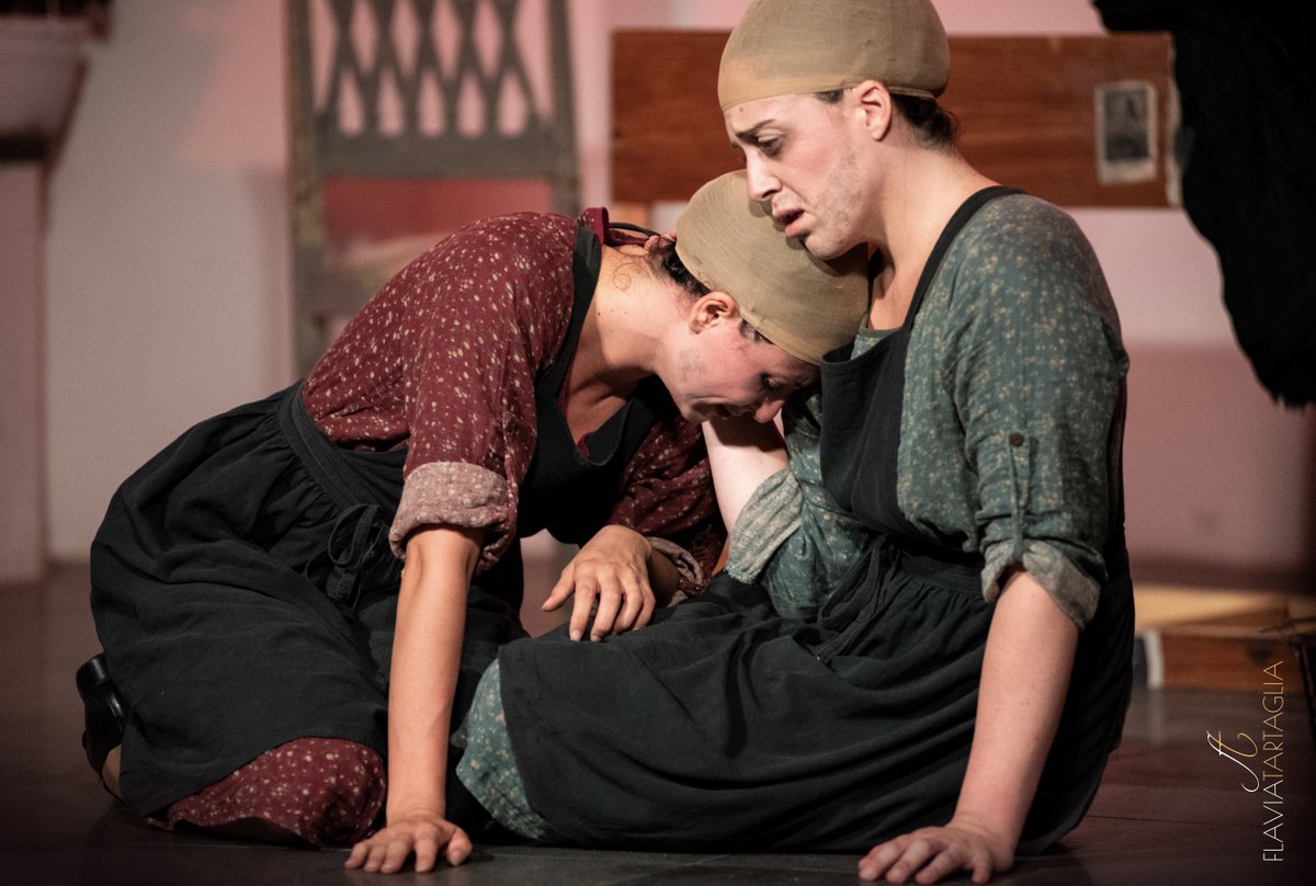 Chiudiamo in bellezza la programmazione del #romafringefestival2021 con 'E Cammarere. Ispirato a "Le serve" di Jean Genet, uno spettacolo che basa la propria forza sul potere evocativo della lingua napoletana. 
In streaming il 24 aprile alle 21:30 su teatro.it