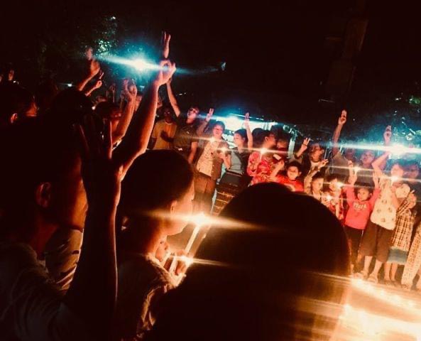 IrrawaddyNews's tweet photo. Nighttime protest in Mandalay 

Residents held a candlelight vigil in #Mandalay’s Pyigyi Tagon Township on Apr. 10. 

(Photo: CJ)
#WhatsHappeningInMyanmar https://t.co/VK3QrxyoGh