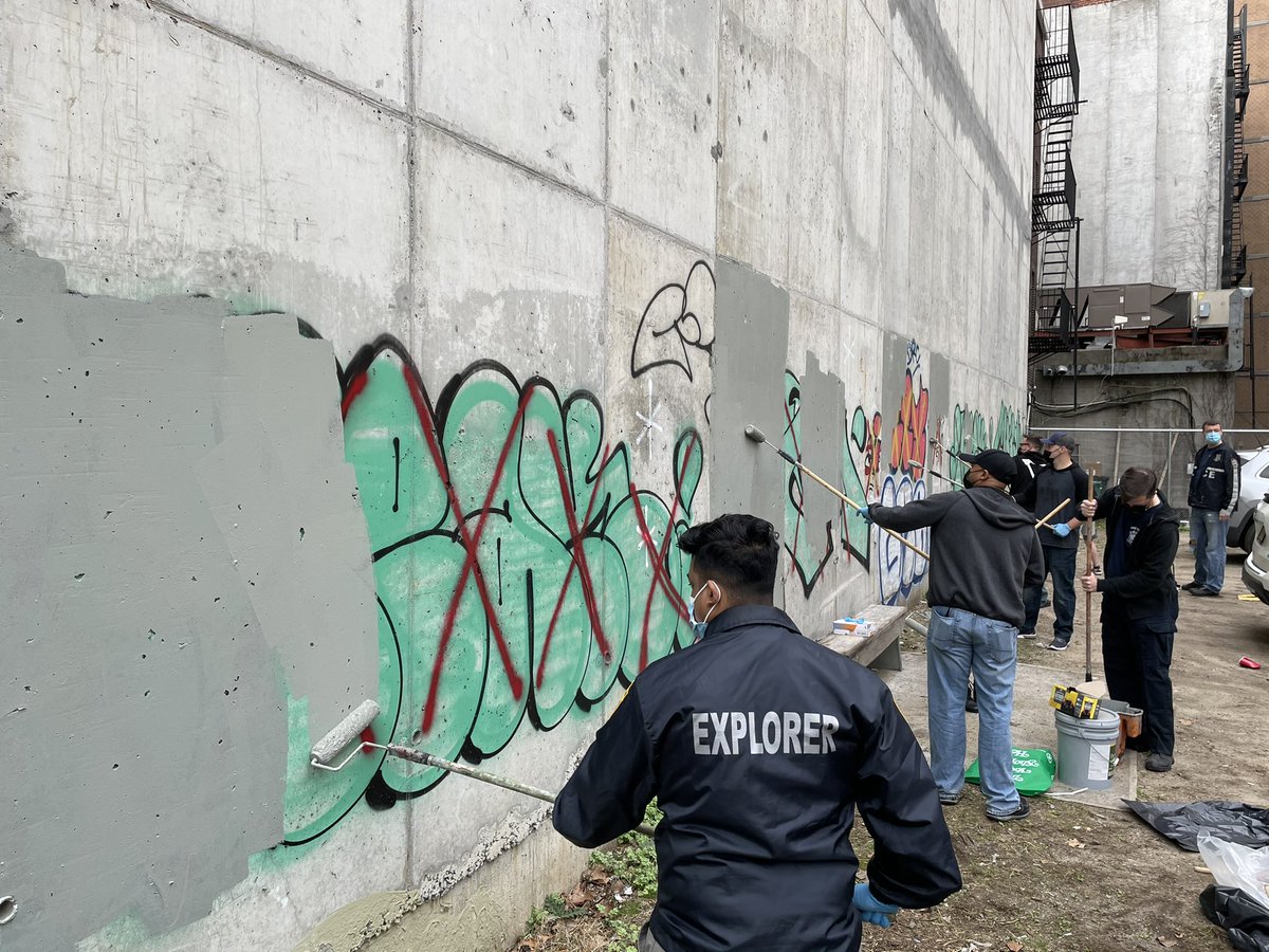 NYPD23Pct's tweet image. Getting things rolling here in #EastHarlem at the Great Graffiti Clean-Up 2021!! Community volunteers, #NYPDExplorers and our #NYPDAuxiliary team have come out in force to clean up our neighborhood. 234 E. 97 St is a wrap. Next!