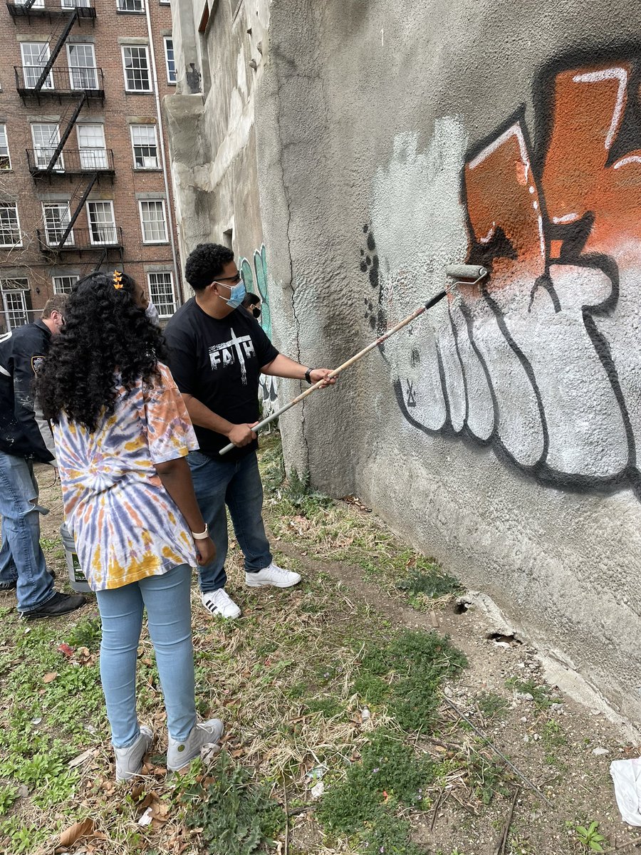 NYPD23Pct's tweet image. Getting things rolling here in #EastHarlem at the Great Graffiti Clean-Up 2021!! Community volunteers, #NYPDExplorers and our #NYPDAuxiliary team have come out in force to clean up our neighborhood. 234 E. 97 St is a wrap. Next!