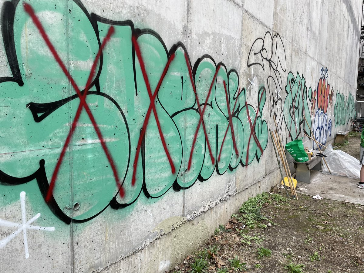 NYPD23Pct's tweet image. Getting things rolling here in #EastHarlem at the Great Graffiti Clean-Up 2021!! Community volunteers, #NYPDExplorers and our #NYPDAuxiliary team have come out in force to clean up our neighborhood. 234 E. 97 St is a wrap. Next!