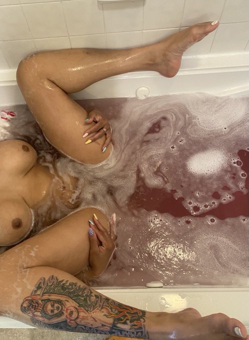 Saturday morning bath 🛀 https://t.co/FZFNL7hFE9