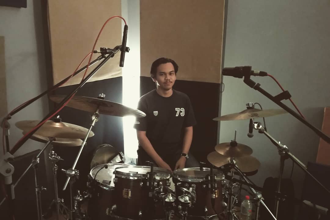 Mixboy2105's tweet photo. Day 388 #CMCO : Recording drums with @nikmuhdaqil @aimancisco1 with #AfiqPB on production duties 

#Studio2105 #recordingstudio #DirectAccess #MixStream @yamahamusicmalaysia #OakCustom @vanguardaudiolabs #V44S @audiotechnicasea @beyerdynamic https://t.co/WDrlFvcaJw