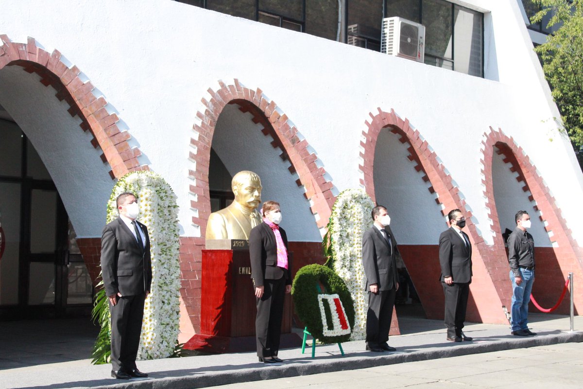 CNCEdodeMex's tweet photo. En su 102 Aniversario luctuoso  del Gral. #EmilianoZapata, nuestro dirigente estatal de la CNC @Edgar_CastilloM acompañado de  @MercedesColin_G, Secretaria del @CampoEdomex y representante del gobernador @alfredodelmazo, hicieron guardia solemne de honor en la casa cenecista. https://t.co/2zBLn4XnSS