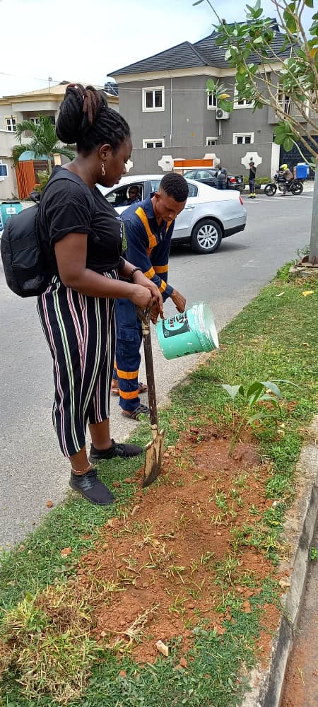 TundeLukmanAni's tweet image. Magodo Residents and .@SustyVibes volunteers taking #ClimateAction with #communitrees