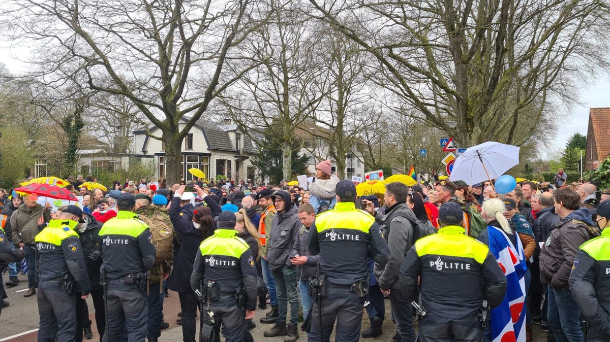 Update demonstratie Baarn: Politie leidt protestmars naar dorpshart.