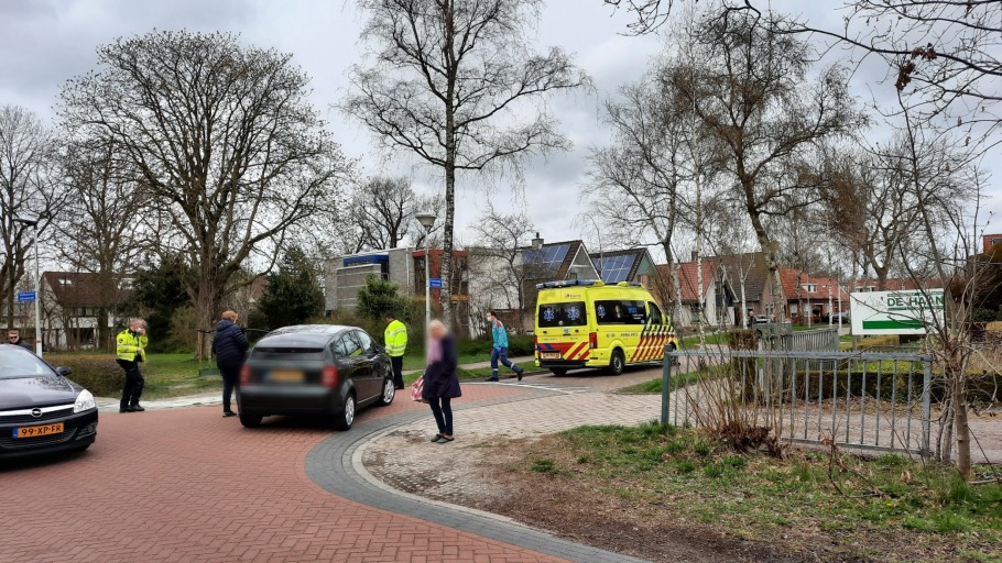 Fietsster gewond na aanrijding met personenauto