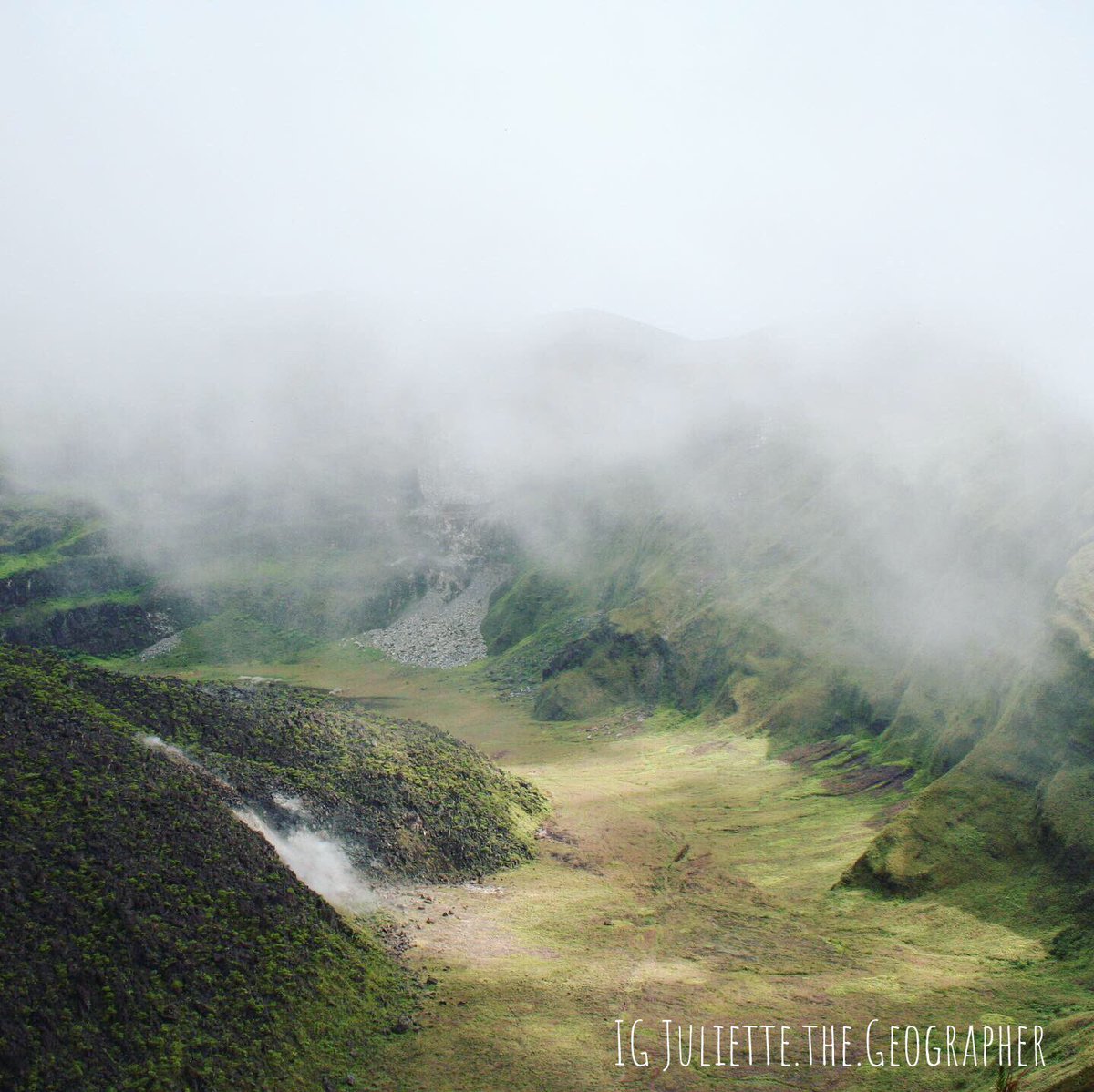 JTheGeographer's tweet photo. La Soufrière, St.Vincent.
Will watch this story develop with geographical interest &amp; #compassion for a place of fond memories. A hike in 2007 along densely vegetated mountain trails is a far cry from current evacuation plans.Not easy on a small island.
#geographyteacher #GAconf21 https://t.co/AH7yHEvAa6