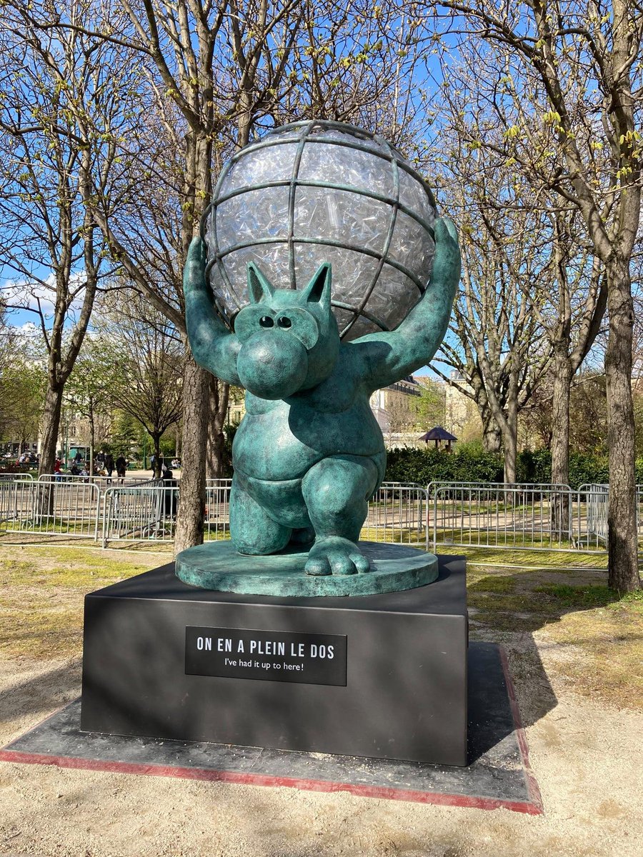 Nous remercions l'artiste <a href="/GeluckOfficiel/">Philippe Geluck</a> <a href="/LeChatdeGeluck/">Le Chat</a>  ,
le créateur du Chat  qui nous a présenté son exposition des sculptures  qui se déroule, en plein  air,  sur les Champs Elysées jusqu'au 9 juin.
📷 Michela SECCI