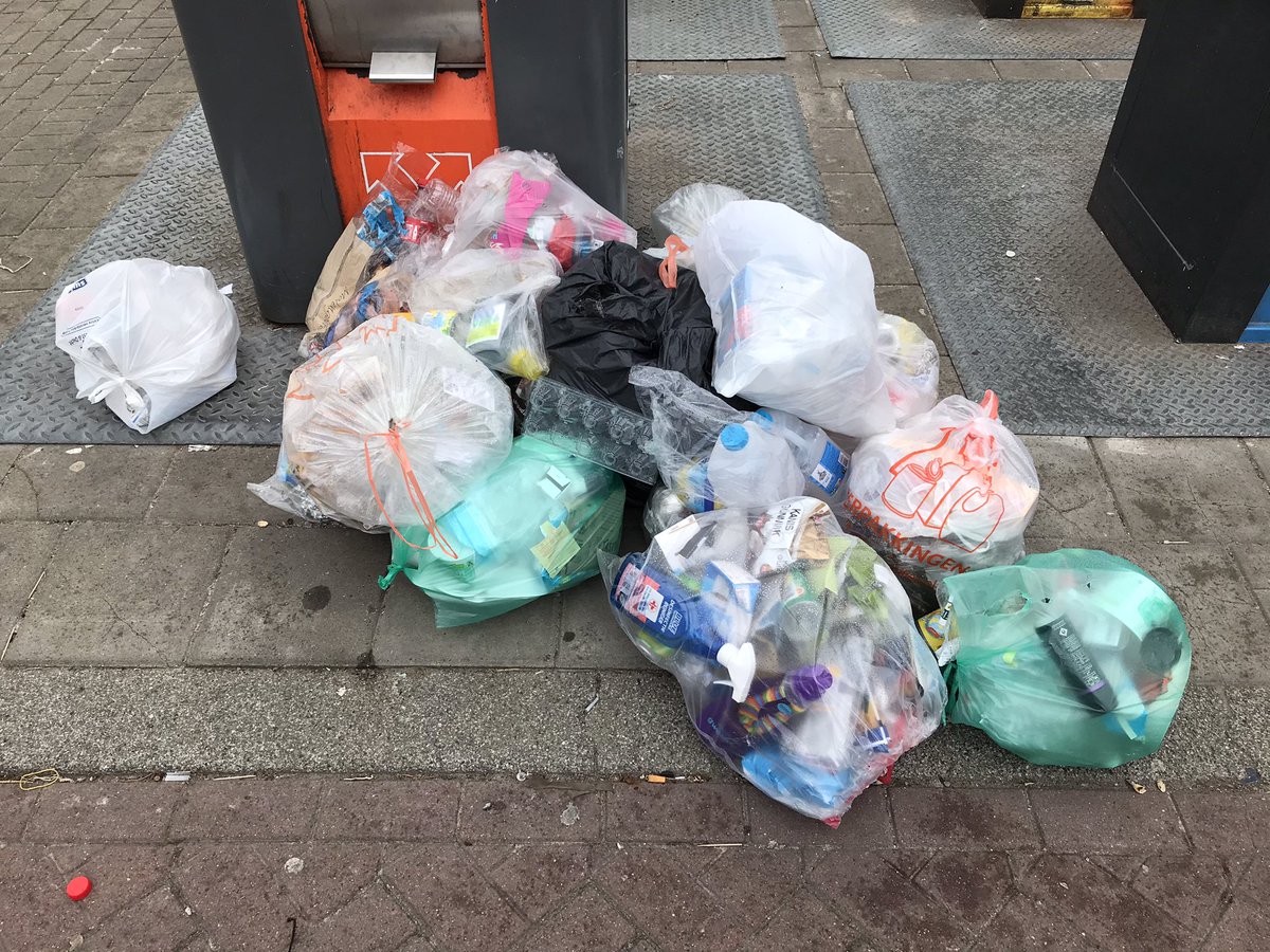 afvaldumping074's tweet photo. 10-4-2021 Curiestraat klep PMD perscontainer zit vast #afvalbaliehelpniet
@gemeentehengelo @BGvanWakeren @TwenteMilieu @Gemeenteraad074 @TubantiaHengelo
#devervuilerbetaaltniet #napelsaandeberflobeek
De vervuiler betaalt niet, die dumpt! https://t.co/rspVK6DI77