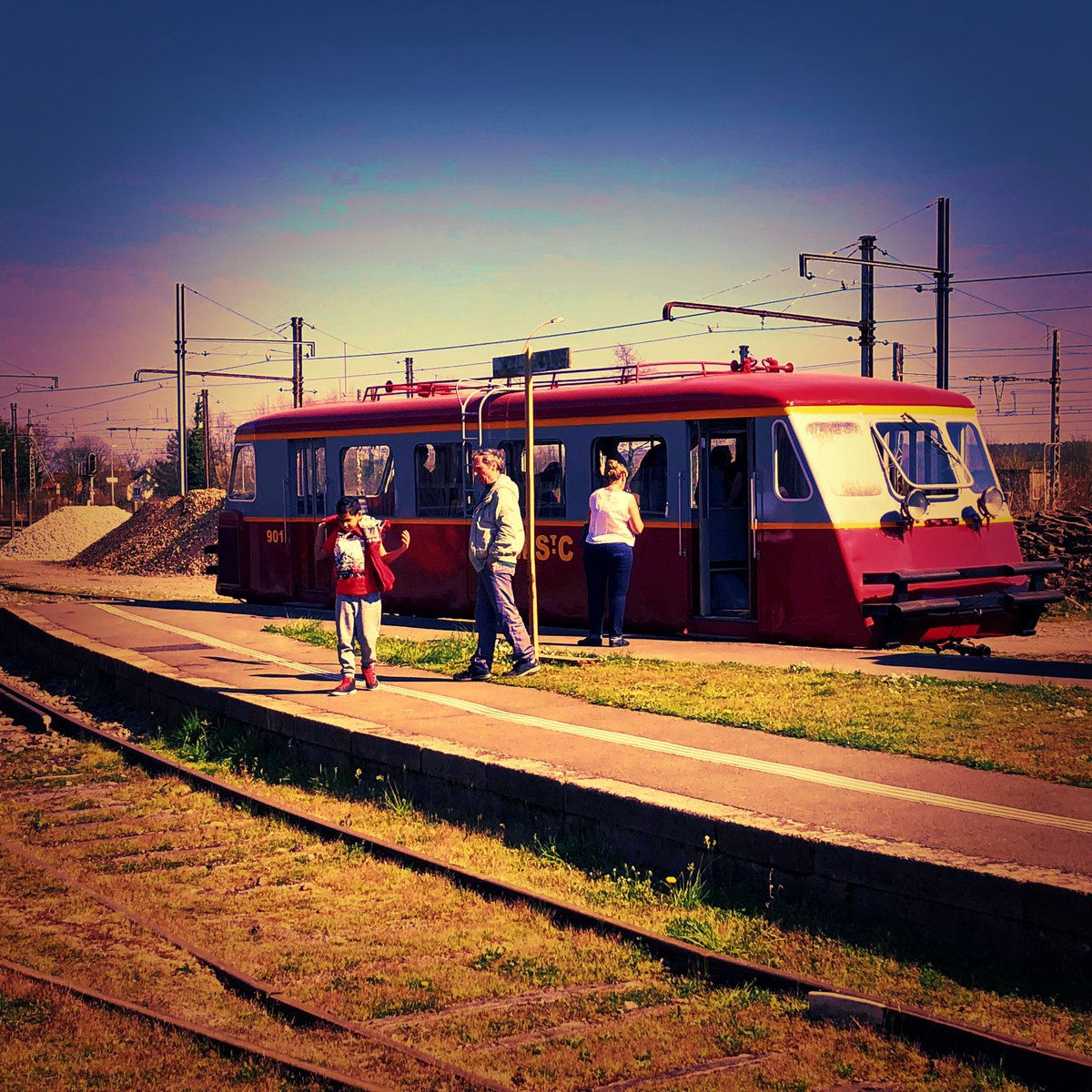 J2Mcom's tweet photo. 🎒 #roadtrip et #slowtourism en @PaysduMans : le p’tit #train s’en va dans la #campagne...
ℹ️ https://t.co/C4CTEXxtyg
#tourisme #weekend #balade #escapade #francetourisme #paysdelaloire #sarthe #paysdumans #patrimoine #gare #locomotive #rail @sarthefr #transvap #perchesarthois https://t.co/K8C6N4roSm