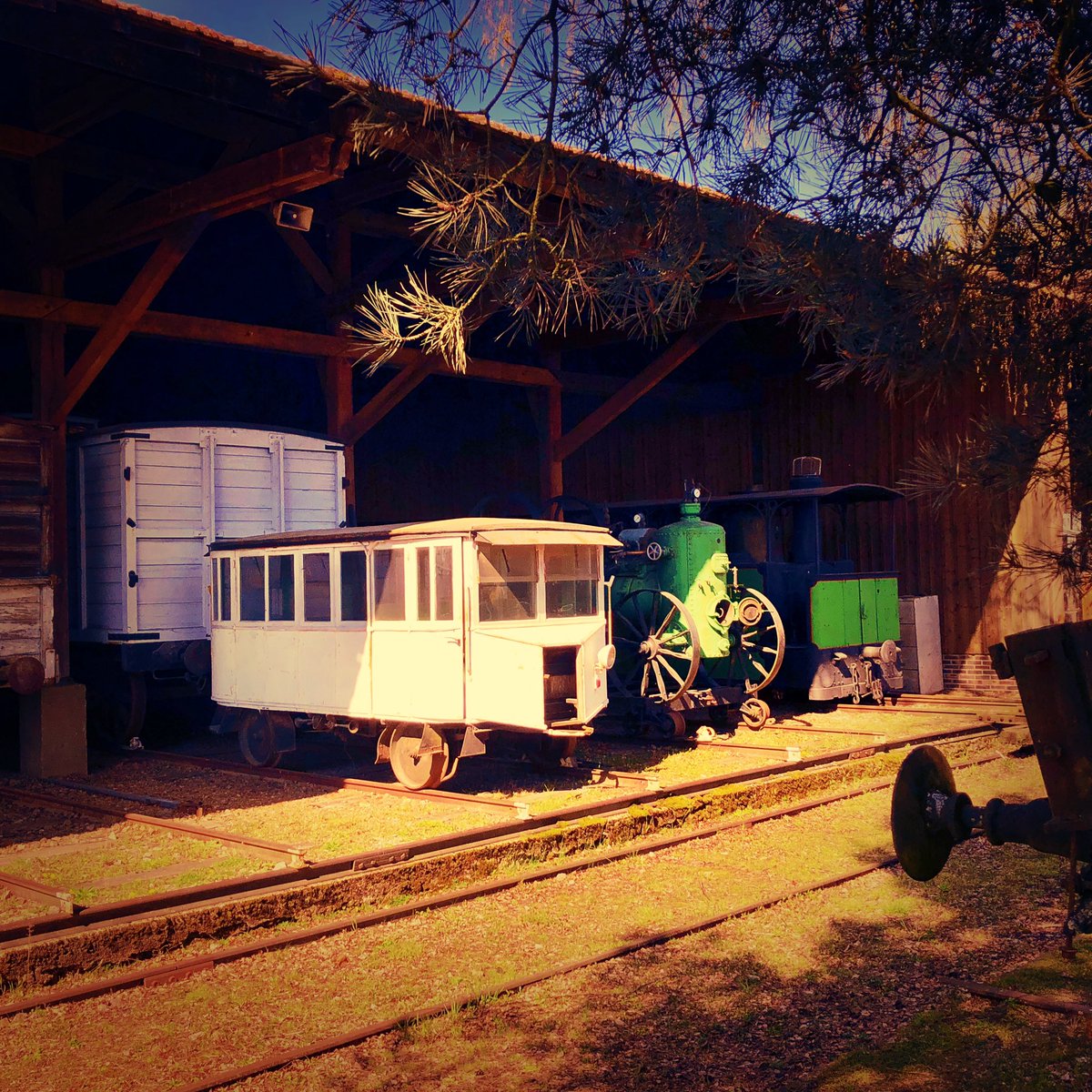 J2Mcom's tweet photo. 🎒 #roadtrip et #slowtourism en @PaysduMans : le p’tit #train s’en va dans la #campagne...
ℹ️ https://t.co/C4CTEXxtyg
#tourisme #weekend #balade #escapade #francetourisme #paysdelaloire #sarthe #paysdumans #patrimoine #gare #locomotive #rail @sarthefr #transvap #perchesarthois https://t.co/K8C6N4roSm