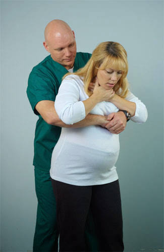 Pada korban hamil, heimlich maneuver pada perut diganti dengan chest thrust pada dada