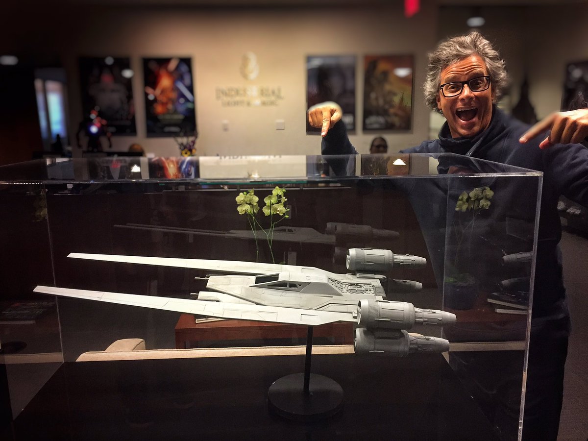 And the beautiful U-Wing model by Alex Hutchings on display at ILM, with artist  @coliewertz as happy as me on the pic ;)