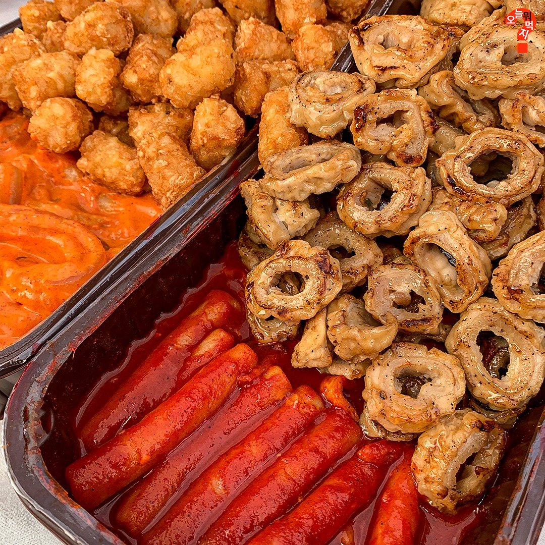 #รีวิวเกาหลี 🇰🇷 ชอบร้านนี้ที่เกาหลีมาก ร้าน Samcheop Bunsik (삼첩분식) เค้าจะขายพวกของทอด ต๊อก ไส้ย่าง คือมีแทบทุกอย่างเป็นฟิลแบบเหมือนปิ่นโตอะ คนเกาหลีก็คือจะสั่งละหิ้วไปนั่งกินปิคนิคกันริมแม่น้ำฮันไรงี้ อร่อย ไม่แพง สาขาเยอะมากด้วย ชอบๆ อยากเปิดตี้