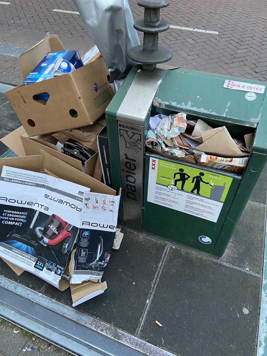 itisnanette's tweet photo. Regelmatig is de papierbak hier vol. Dus @AmsterdamNL kwam met het geniale idee om op iedere prullenbak stickers te plaatsen.

“Prullenbak vol? Loop naar de volgende container.”

Maar als die allemaal ook vol zitten zou je toch denken dat het vuil vaker ophalen beter werkt.. https://t.co/MtQu1qAPta