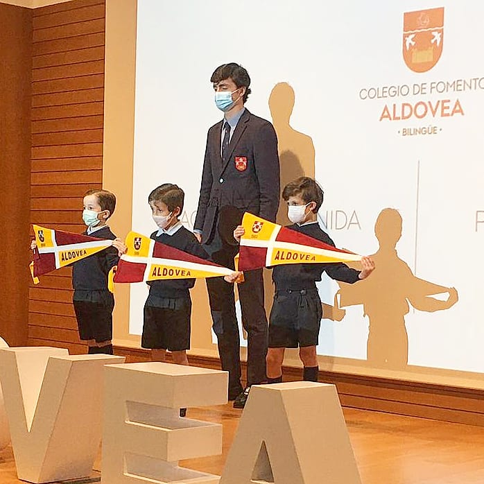 ColegioAldovea's tweet photo. Los alumnos de 2⁰ #Bachillerato han dado la bienvenida a la XLVIII Promoción de 1⁰ #primaria. Gran satisfacción ver a los alumnos que salen del colegio como modelo para los más pequeños. 
Gracias @universidadvillanueva por recibirnos en esta ocasión tan especial.
#somosAldovea https://t.co/S6hmFExmKf