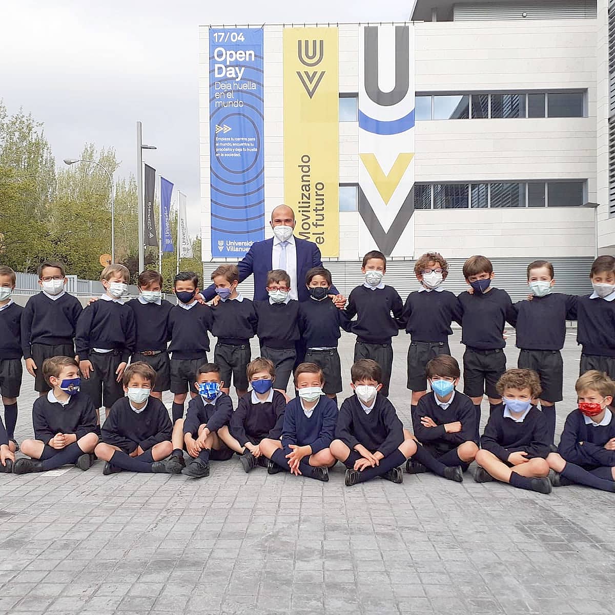 ColegioAldovea's tweet photo. Los alumnos de 2⁰ #Bachillerato han dado la bienvenida a la XLVIII Promoción de 1⁰ #primaria. Gran satisfacción ver a los alumnos que salen del colegio como modelo para los más pequeños. 
Gracias @universidadvillanueva por recibirnos en esta ocasión tan especial.
#somosAldovea https://t.co/S6hmFExmKf