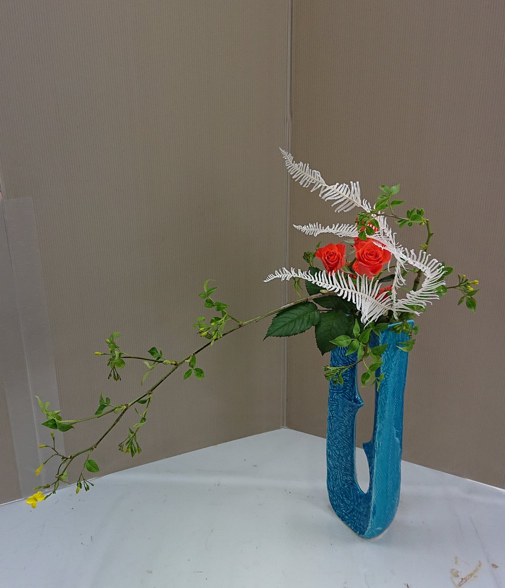 なぐ 405 お稽古の花 久々に先生の取り合わせでした そけい スプレーバラ 晒しカニシダ 変型花器に活けるのが苦手なので いろいろ楽しんでみたいなぁと思います いけばな小原流