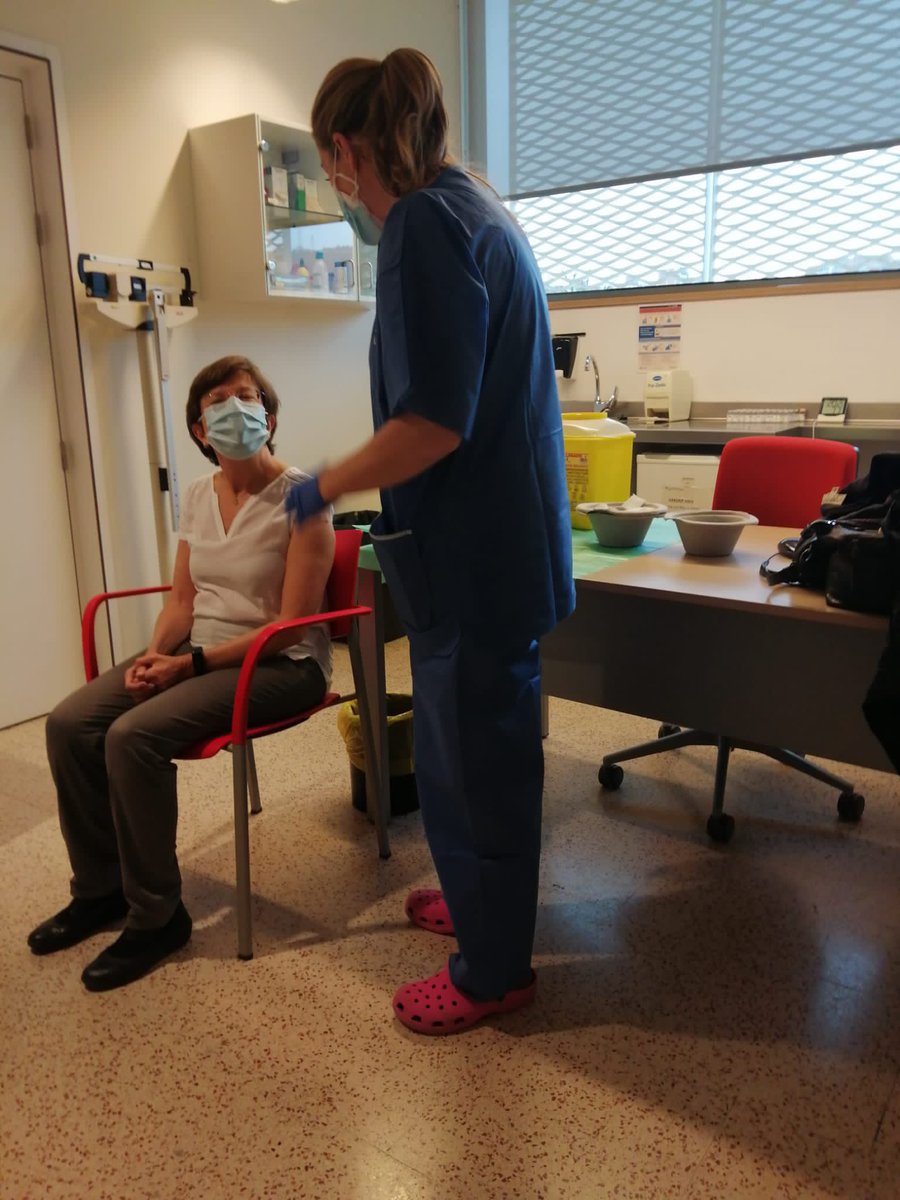 salutcat's tweet photo. 💉 Avui la Dra. @CarmenCabezas10, subdirectora general de Promoció de la Salut, s’ha vacunat amb AstraZeneca al CAP Casernes de Barcelona.

Arribar a la immunitat de grup és cosa de tothom 💪 https://t.co/hKYGb3knq4
