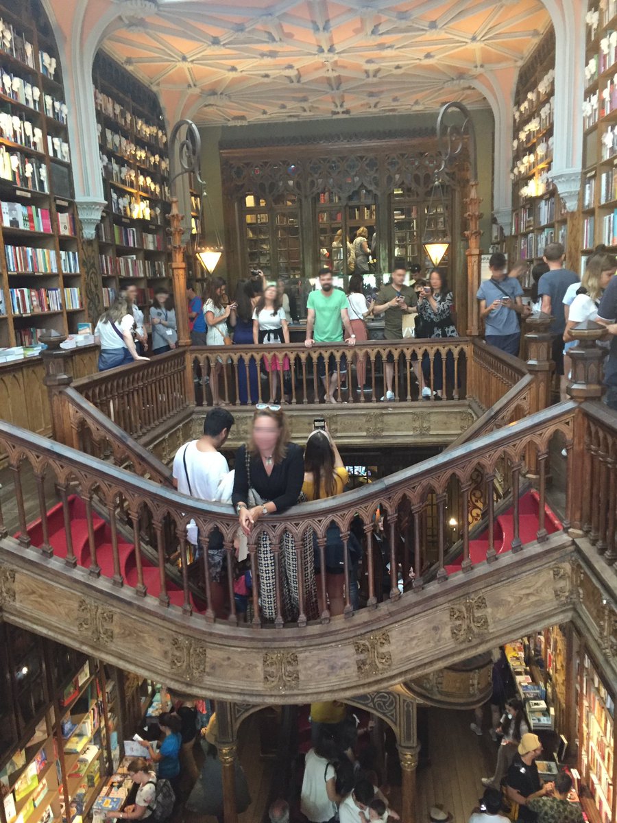 kokko_tweet's tweet photo. ポルトにある世界で最も
美しい本屋さん「レロ書店」
世界遺産です。

ハリーポッターの原作者が、
執筆中にこの辺りに住んで
いて、よく訪れていたのだ　
とか。

ステンドグラスの天井や
階段の曲線美は見事ですよね✨
ハリーポッターの世界観を
味わいたい方は、是非足を
運んでみてください！ https://t.co/wCaxbIDaGI