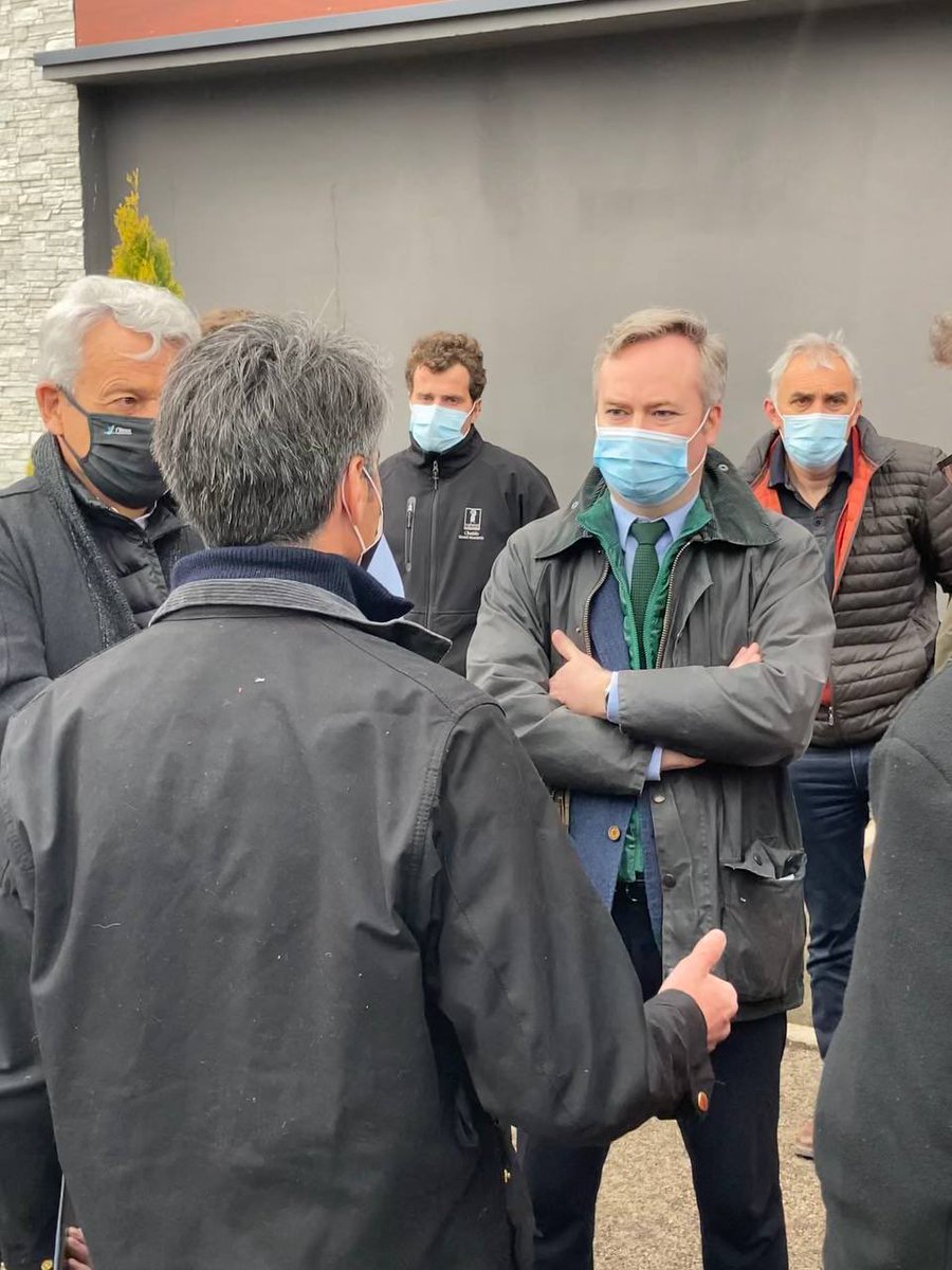 JBLemoyne's tweet photo. Avec le @Prefet89 et le président de @Departement89, aux côtés des viticulteurs de l’#Yonne.
➡️ Sur le terrain, nous constatons les dégâts liés à un épisode climatique inédit et échangeons sur les nécessaires mesures de soutien que préparent @J_Denormandie et @gouvernementFR. https://t.co/rbhyy5UBkB