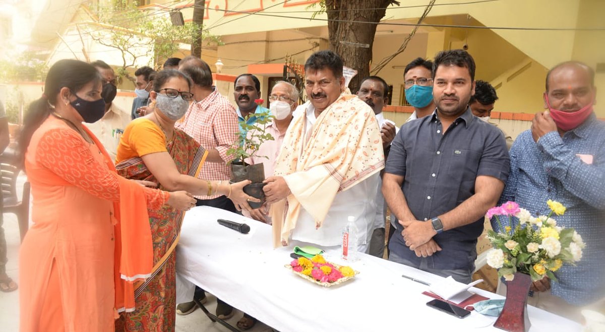 MutaGopal's tweet photo. Thank you SBI Colony Association for the honour in being a part of the planning & construction of CC Road.
#CDRoad #Hyderabad #MutaGopal #TRSMusheerabad #JaiMusheerabad #Musheerabad https://t.co/Ak07hJ88Vk