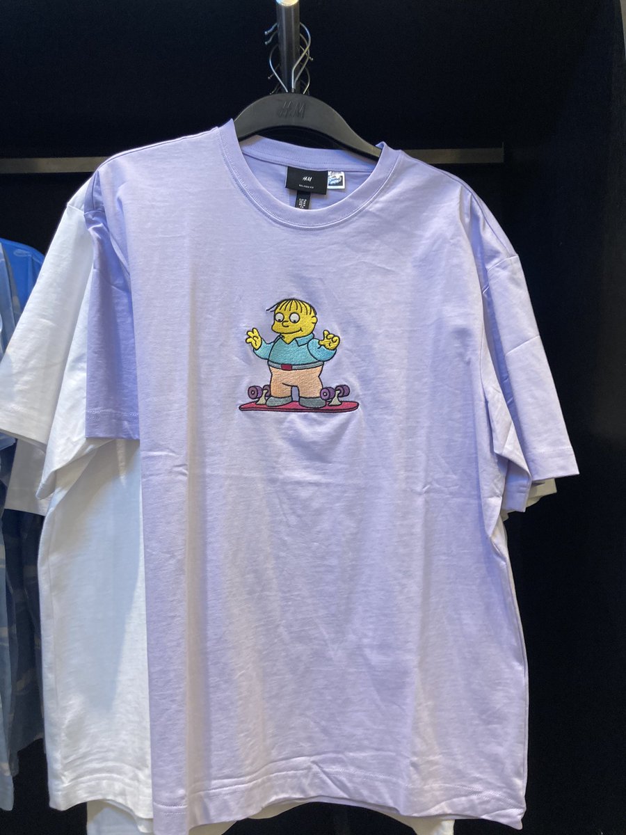 Simpsonsfanclubjapan H Mでシンプソンズのtシャツやハーフパンツが大人気 ラルフの刺繍tシャツ やバックプリントtシャツ 早く買いに行かないと売り切れますよ 2 2 シンプソンズ Simpsons