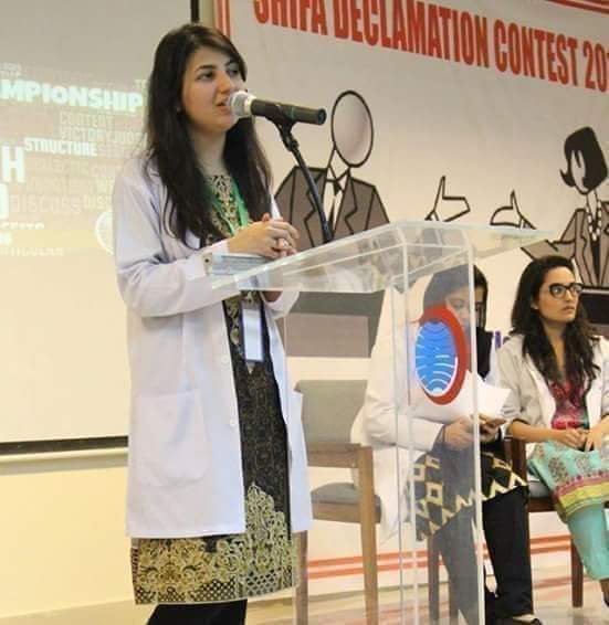 ڈاکٹر مہوش کہتی ہیں
جو ڈاکٹر اپنا پیٹ بھرنےکےلیےنارمل ڈلیوری کےباوجود کسی کی بہن بیٹی بیوی کا پیٹ کاٹ ڈالیں وہ ڈاکٹر مسیحا نہیں قصائی اور زندہ انسان کا گوشت کھانے والےکتے ہوتےہیں میری ماں نےمجھے یہ سکھایا ہےکہ پیسوں کو نہیں دیکھنا لوگوں کا بھلا کرنا ہے
Share Zarur Kary shukerya💗