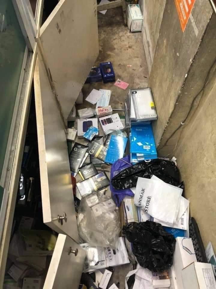 nslwin's tweet photo. Mingala Taung Nyunt, Yangon:

Terrorists (#Myanmar security forces) looted all mobile phones from a mobile phone shop in Kandawlay and left all empty boxes. 

#WhatsHappeningInMyanmar #Apr10Coup #MilkTeaAlliance https://t.co/pyu86VpwTX