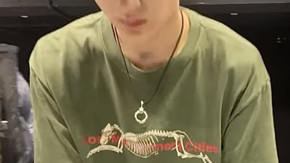 JAYPLOOKS's tweet photo. appreciation tweet for jay’s collar bones https://t.co/JWTJtL9wvb