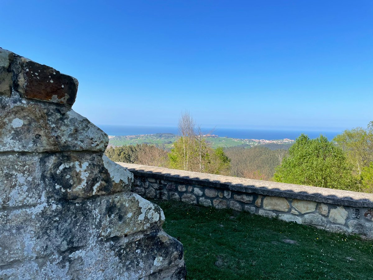 Una ermita con vistas al #cantábrico #SanEstebán #MonteCorona #Cantabrieando