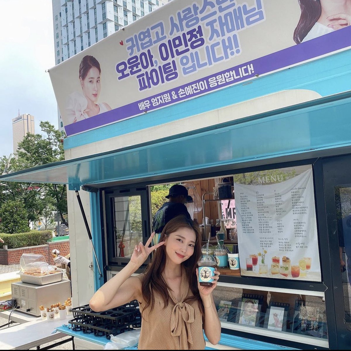 Lee Min-jung and Oh Yoon-ah played sisters in Once Again last year. Yejin and Jiwon sent them a food truck!  #Cinderella7