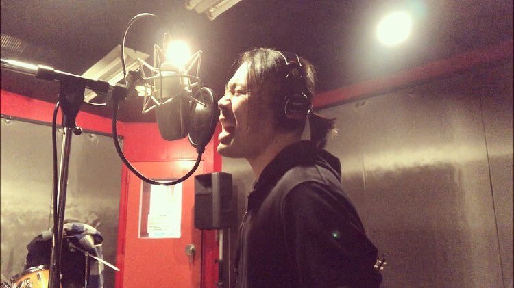 merahide's tweet photo. 本日もレコーディング。
最高の歌を録るには。
ハンガーを思いっきり握る。。。これ1番。
“レコーディングハンガー” 必須です。
良い歌、歌えましたwww
お楽しみに☆
#merahide
#rec
#thosedays https://t.co/2zmowhzT67