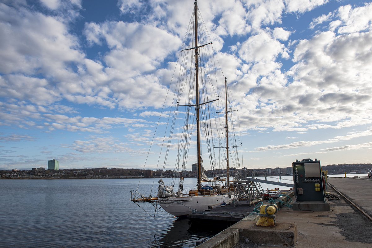 MRC_FMARA's tweet photo. Il est temps de se lever et de briller! Le #NCSMOriole revient à l’#ArsenalCSM de Halifax à Lunenburg après avoir été en cale sèche pendant l’hiver. #BonRetour! https://t.co/w7houPGPUQ