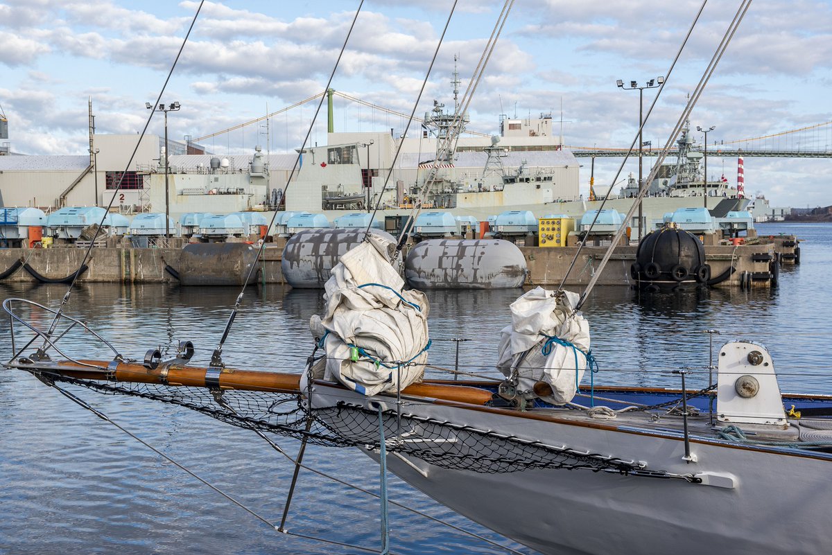 MRC_FMARA's tweet photo. Il est temps de se lever et de briller! Le #NCSMOriole revient à l’#ArsenalCSM de Halifax à Lunenburg après avoir été en cale sèche pendant l’hiver. #BonRetour! https://t.co/w7houPGPUQ