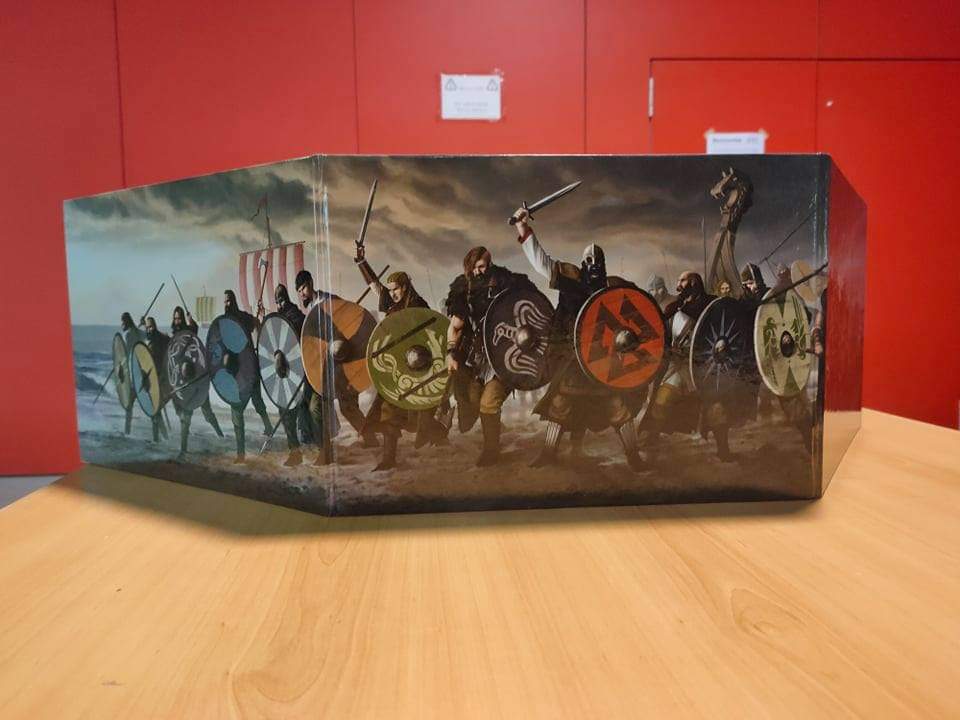 oraculosurparla's tweet photo. Con esta pantalla presidiendo la mesa, ¿cómo no se iban a acercar a jugar a Walhalla de @WalhallaEd ?
#educarol #vikingos #rol https://t.co/xUCFul47oP