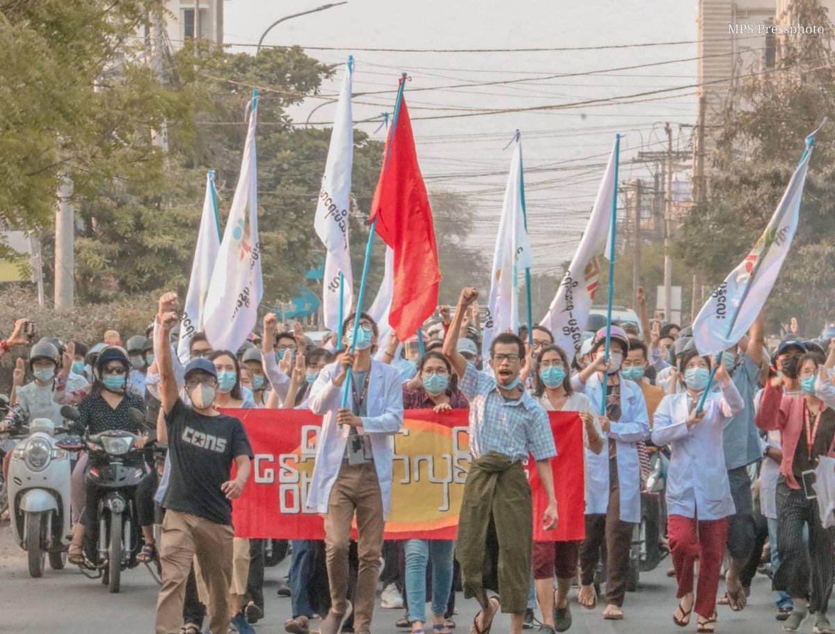 THETHTO29568623's tweet photo. Twilight Strike of Medical Family in Mandalay. Despite Junta’s brutal crackdowns, unlawful abductions and massacre, people keep marching on the streets to protest against military dictatorship.
ELECTED CRPH
#Apr10Coup
#WhatsHappeningInMyanmar https://t.co/LvJzoVn5th