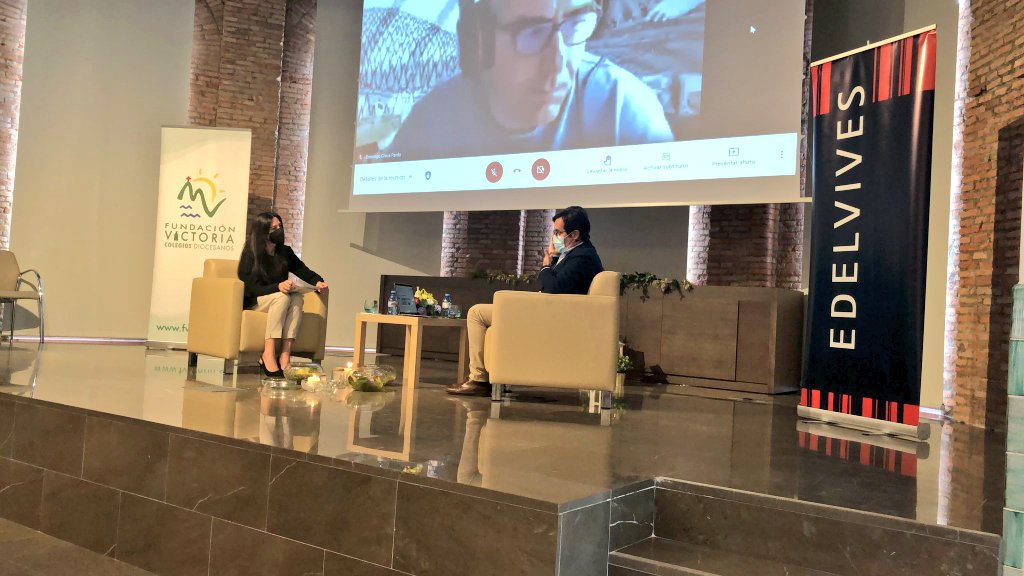 sergmata1's tweet photo. Compartir mesa redonda con @dchicapardo @SrGautier moderada por @charovl sobre la evaluación planteada como evidencia de aprendizaje en #JFV21 Jornadas @fvictoria_es, implica admirar sus ideas sobre los procesos de transformación del aprendizaje y aprender mucho. ¡Gracias! https://t.co/zTK0XndvVZ