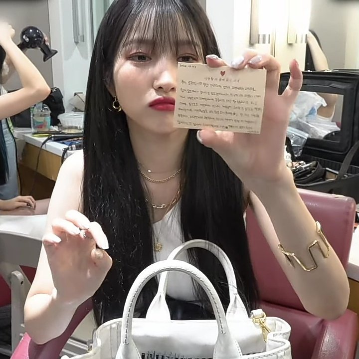 umji wrote letters for the members during crossroads era and them bringing it everywhere with them 