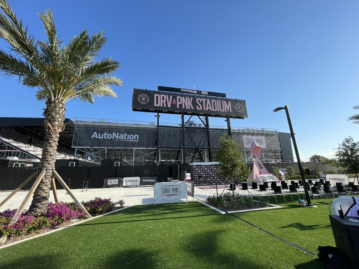 AustinRobillard's tweet photo. Excited for today’s episode of #RedCardRadio on @OnsideRadio later today.
As I discuss #UCL, #ElClasico, and #InterMiamiCF...
I’ll have the pleasure of being joined by both @AlexDonno and @FrancoPanizo to discuss some major #futbol topics!
11am-1pm on https://t.co/Lg6jsqDdh4 https://t.co/uxDgwEYLSK