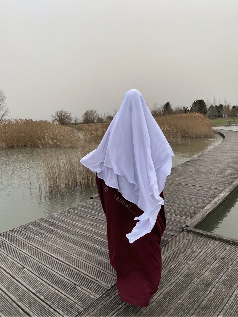 __TAJMAL__'s tweet photo. ❤️Abaya Lanches Droites Bordeaux + Khimar Flowy Blanc.
•De la marque Al Mouslimate.
#AbayaSaoudienne
#Khimar #char3i #muhajaba #Almouslimate https://t.co/yLsCv7oWGG