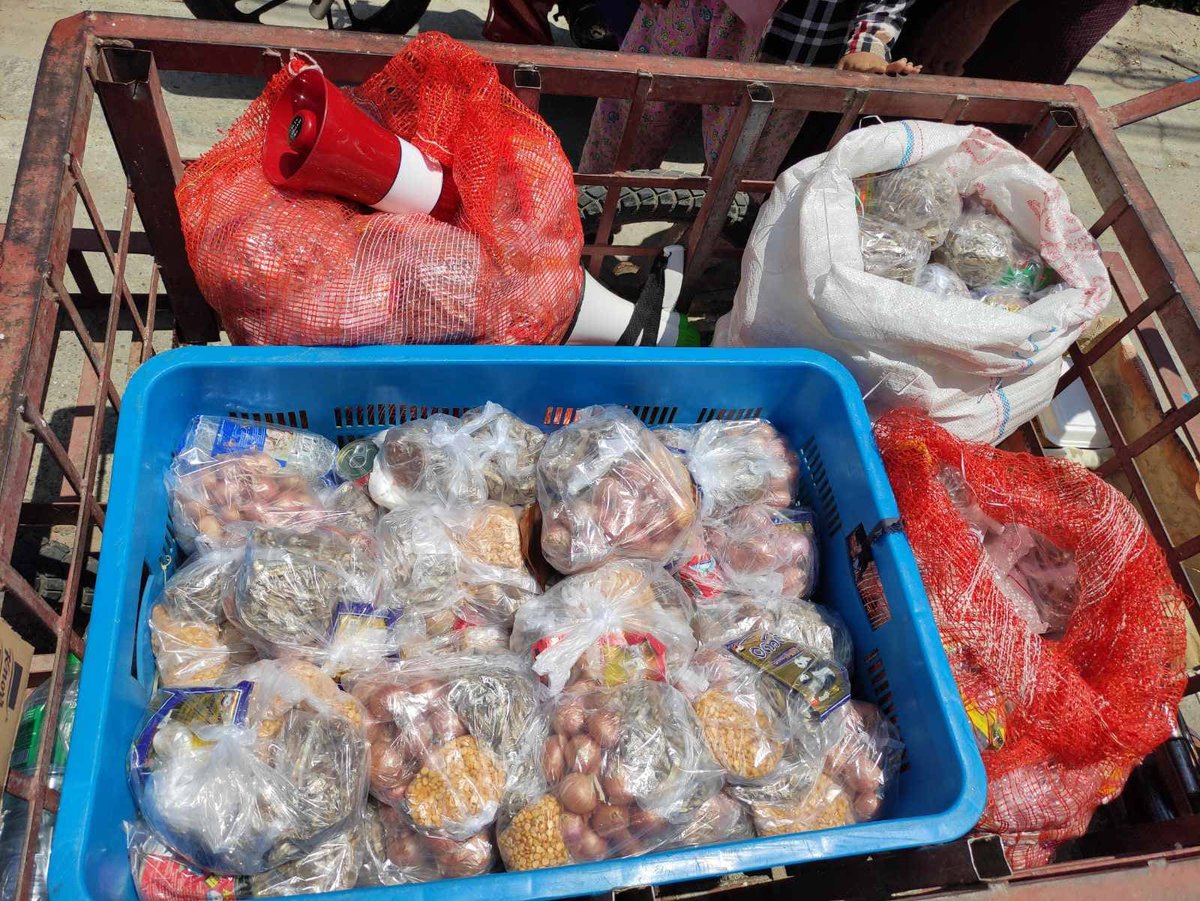 shafiur's tweet photo. #Apr10Coup Mayangone Township, Yangon

Building community solidarity: 

“Take it if you need and donate if you have"

Groceries for those in need.  

#WhatsHappeningInMyanmar #Myanmar https://t.co/u7qZ9kiLUf