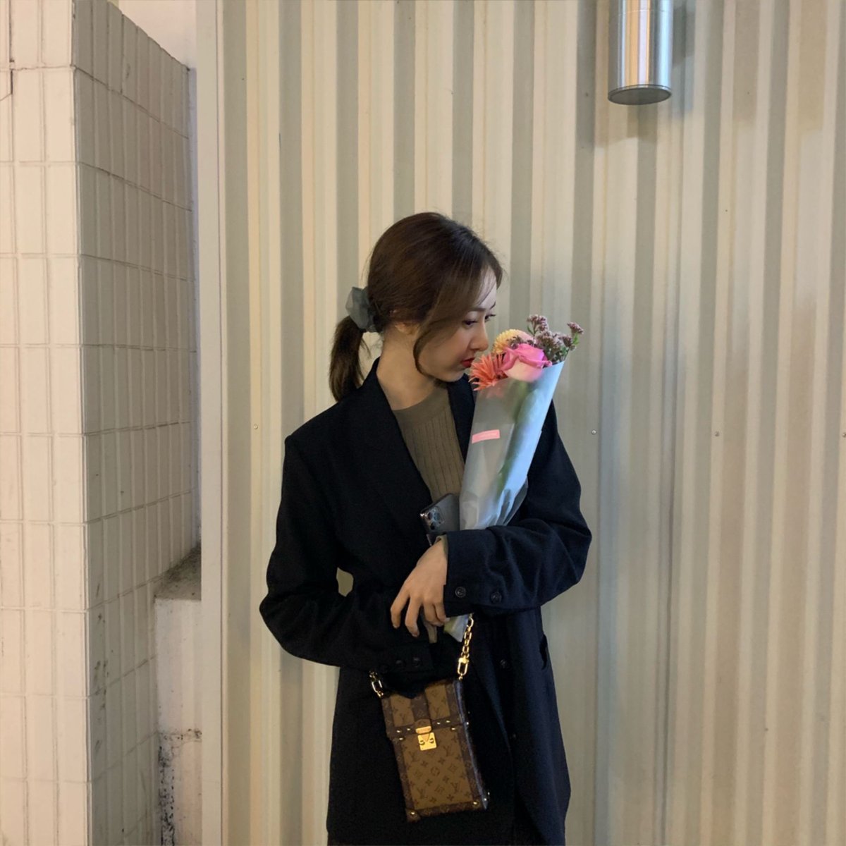 yerin bought flowers for sinb cause she wasn't feeling well on that day