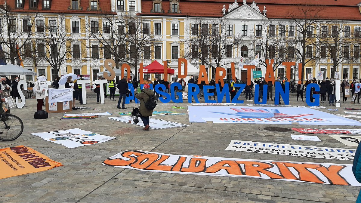 BgRMagdeburg's tweet photo. Mit einem deutlichen Bekenntnis zur Solidarität endet die Kundgebung von @unteilbar_lsa auf dem Domplatz. #unteilbarlsa #unteilbar #Magdeburg 
Auf der anderen Seite lauscht man derweil den Fakenews von einem, der für antisemitische Aussagen bekannt ist. https://t.co/YI7enU2psa