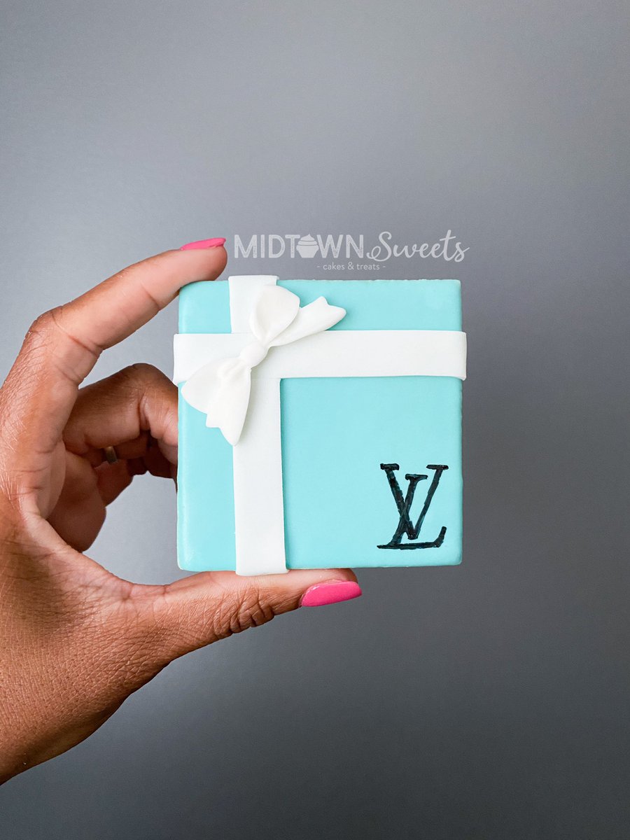 MidtownSweets's tweet photo. Tiffany gift box cookies with the Louis Vuitton logo. These were made for a surprise birthday party at @thestudiobatl organized by @wonderlustatlanta

#cookies #sugarcookies #royalicingcookies #royalicing #tiffany #icing #cookie #midtownsweets #louisvuitton #lv #tiffanyandco https://t.co/wshjY8Q6Y1
