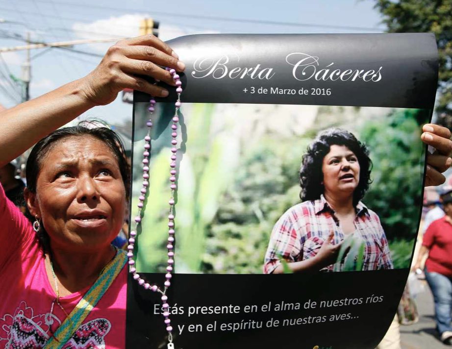 Il y a 5 ans, Berta Caceres🇭🇳 a été assassinée. C’était une militante indigène, féministe & écologiste qui luttait contre le projet hydroélectrique AguaZarca & pr la protection de la rivière Gualcarque 🏞
Il ne faut pas l’oublier✊🏼

#JusticiaParaBerta #BertaVive
#5añosjuntoaberta