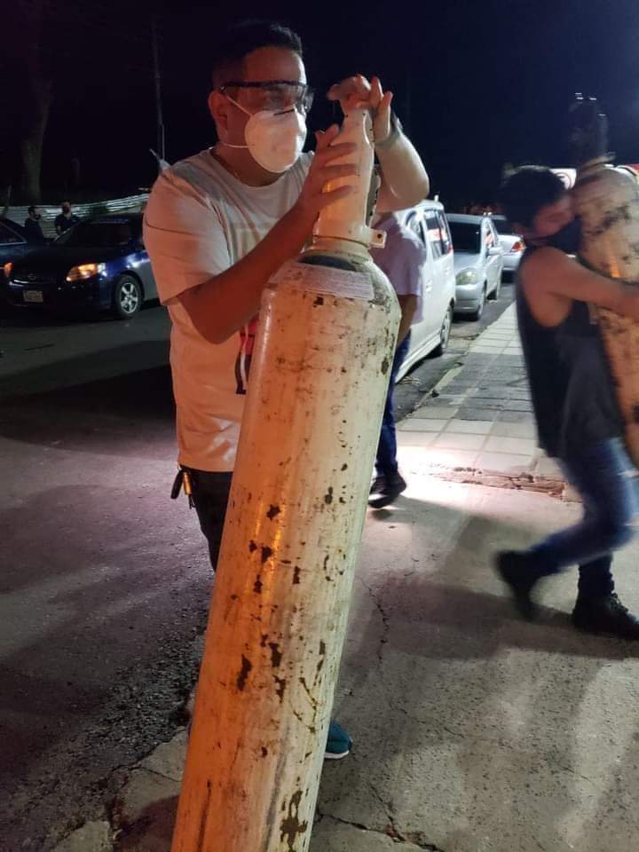 Se llama Ricardo Estigarribia. Antes de la pandemia.... jamás escuché su nombre. Es el Intendente de Villa Elisa, un municipio relativamente pequeño, cercano a la capital. 
En el hospital de esta localidad, a un año del inicio de la pandemia, están por inaugurar su segundo bloque