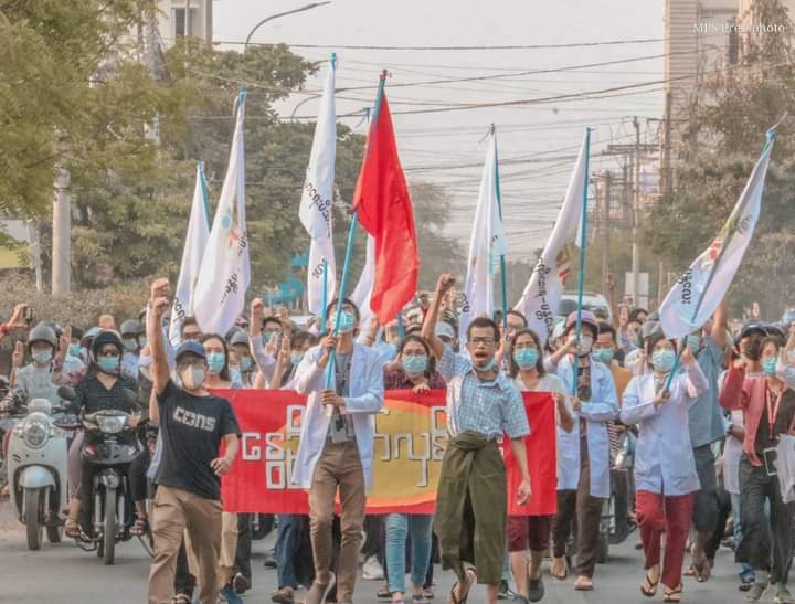 kyawwin93548524's tweet photo. Peaceful Sunset Strike from Medical Family in Mandalay.

ELECTED CRPH
#Apr10Coup
#WhatsHappeningInMyanmar https://t.co/SFqD2oluXV