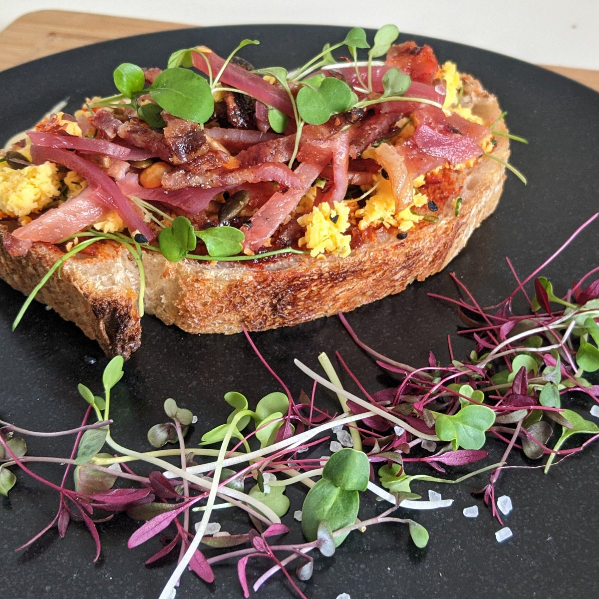 ChefGuineyWolf's tweet photo. Who Doesn't Love a nice Bacon,Cheese & Onion Toasted Sandwich?
Candied Bacon Strips, Garlic Cheddar Cheese,microgreen Onion Topped with Pickled Red onions, Layer of Smoked Chilli Harissa on Toasted Sourdough
Mustard Mayo
@KennedyBaconLtd
@microgreeway
@grainbakehouse https://t.co/f1CCAirazP